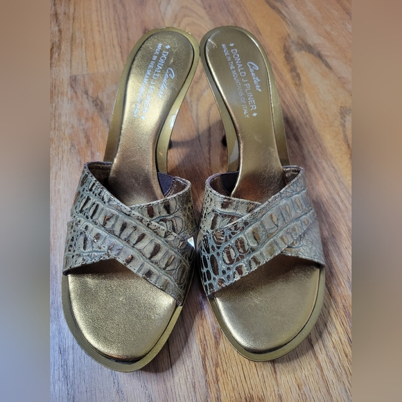 Donald J. Pliner Couture Gold Croc-Embossed Women's Sandals Size 7 1/2 N. Shoes - Picture 2 of 7